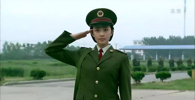 刘晓洁本人一模一样,甜美的长相成为迷惑观众的烟雾弹,一旦穿上军装