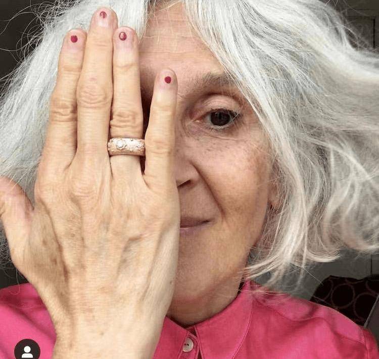 没有老女人只有懒女人,向智慧银发族学穿搭,时髦精致并俏丽减龄_年纪