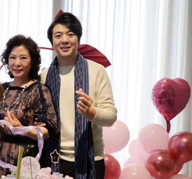 吉娜爸爸罕见亮相!