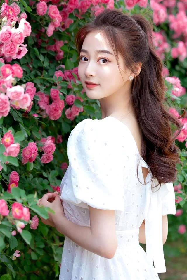 复旦大学研究生开学,校花"领诵员"冯琳报到,淡妆清纯气质出众_梦想