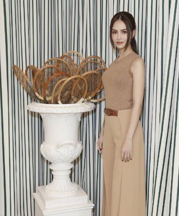 昆凌看球赛不忘示爱周杰伦,穿驼色套装凹造型,窈窕淑女宛如18岁_白色