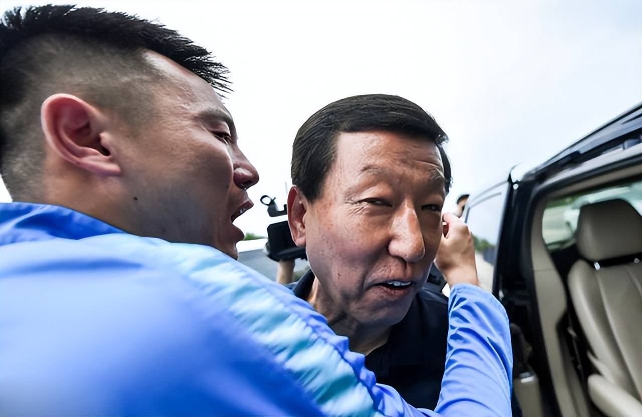 秦升孙世林涉赌被抓细节曝光:警方凌晨4点前往申花基地,用手铐铐走