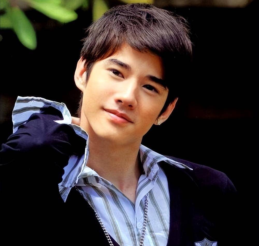 亚洲顶流男星近照被疯传,网友批:脸圆,屁股大,减减肥吧!