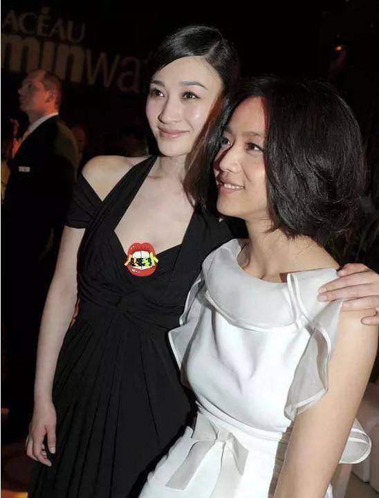 7位女星与人合影,李小冉志光芒四射,倪妮有气质,何穗高挑白皙_景甜