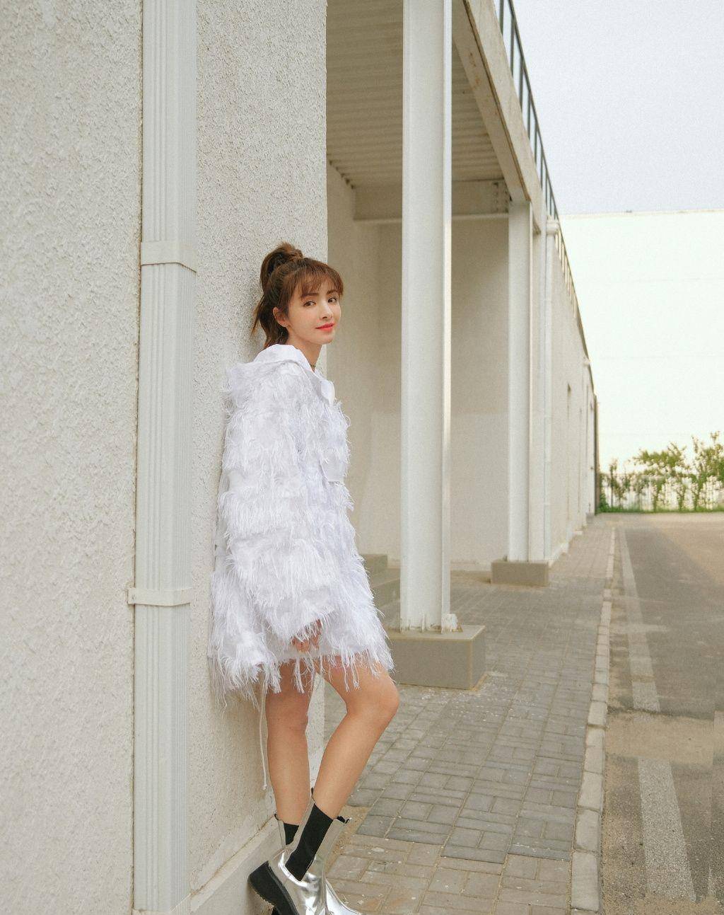 怀孕的麦迪娜仍不算胖,叠穿吊带裙走机场打扮甜美,细腿真抢镜_造型