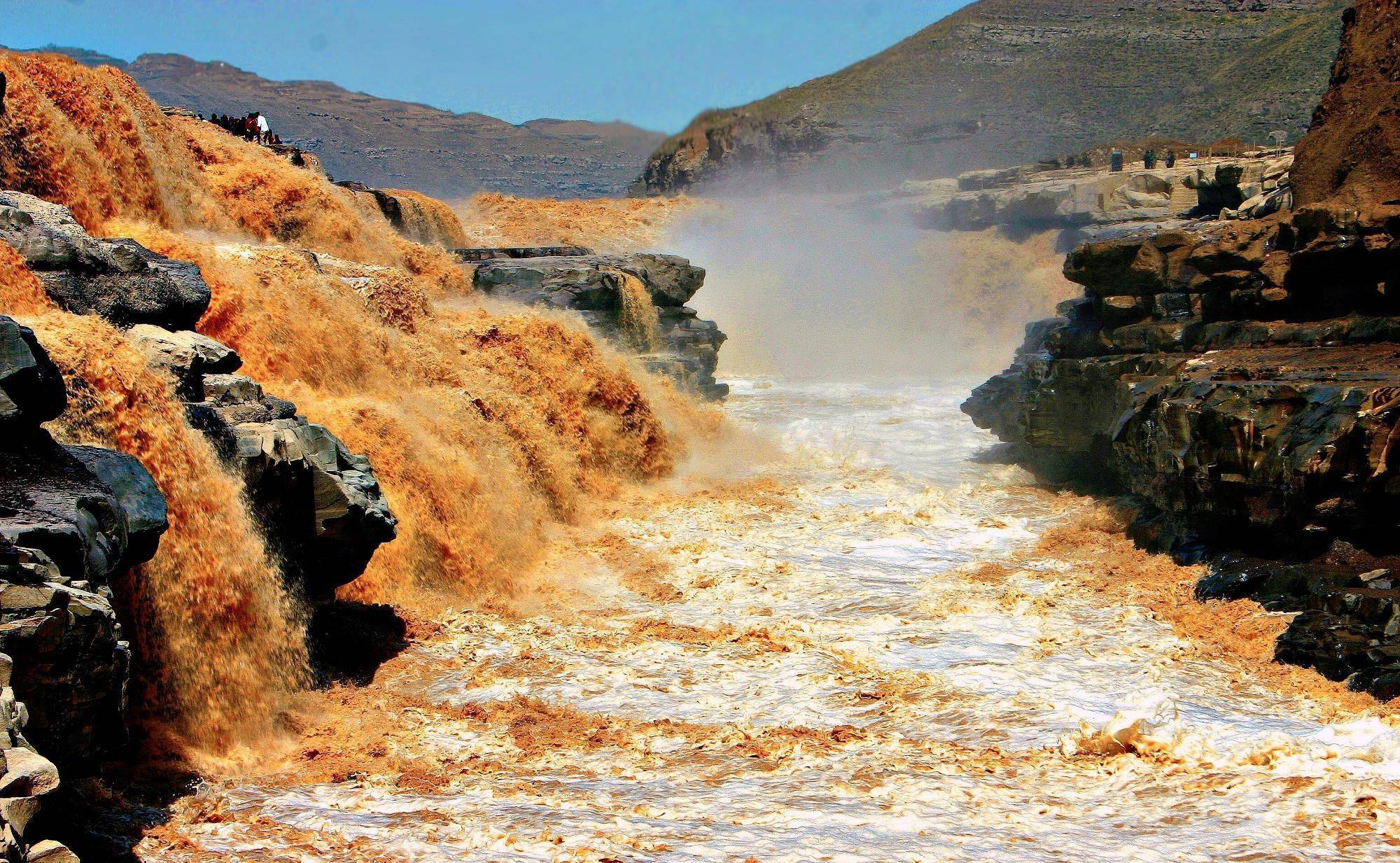 黄河发源于青海省境内,流经四川,甘肃,宁夏等九个地区,全长5464米.