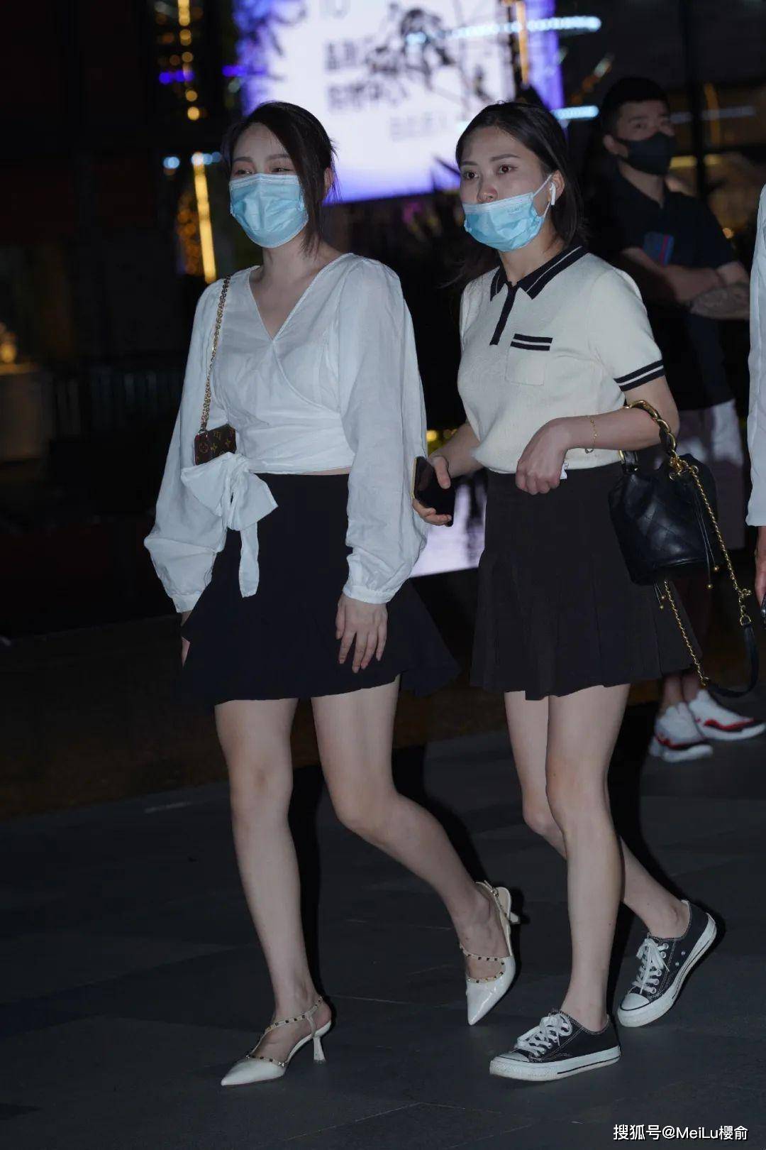 牛仔上衣搭配牛仔短裤,散发出时尚女王气息,减龄又不失个性_黑色_白色