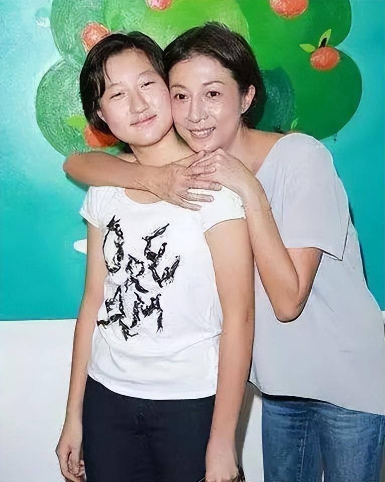 吴绮莉:18岁拿下选美冠军,26岁怀上成龙孩子,44岁与女儿反目_叶重仁