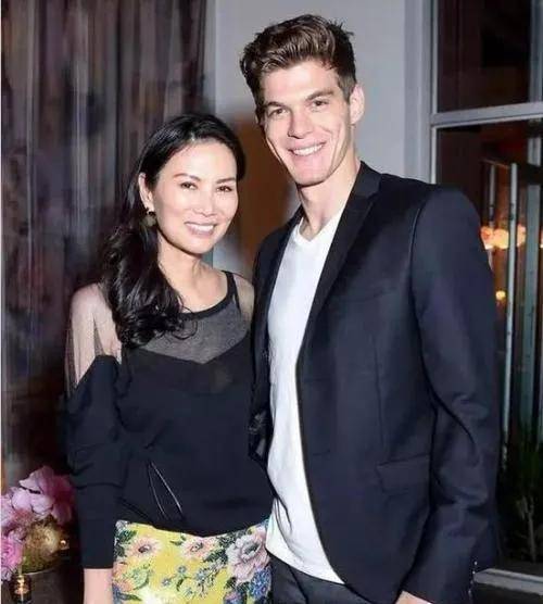 女人,不屑也要了解:邓文迪如何靠七个男人攀上世界巅峰_默多克_婚姻_