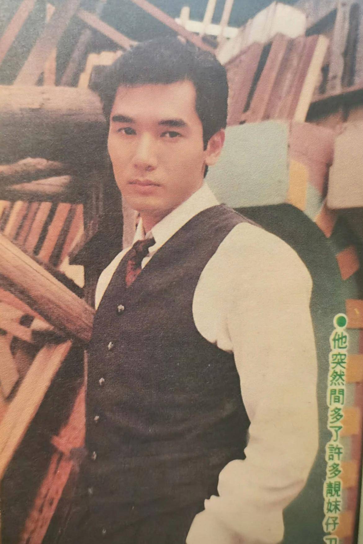 方中信年轻的时候,因为天生喜欢运动,即便不刻意锻炼,也拥有胸肌腹肌