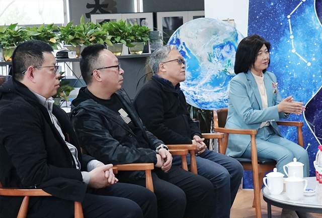 在仪式上,华百网总编辑尚焕焕和太古科幻学院院长张冉共同为该共建