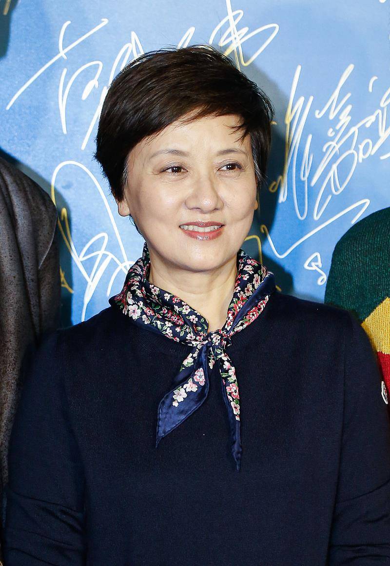 邓婕穿衣真有一套,蕾丝镂空"围巾"配牛仔外套,气质甜美又干练_时尚