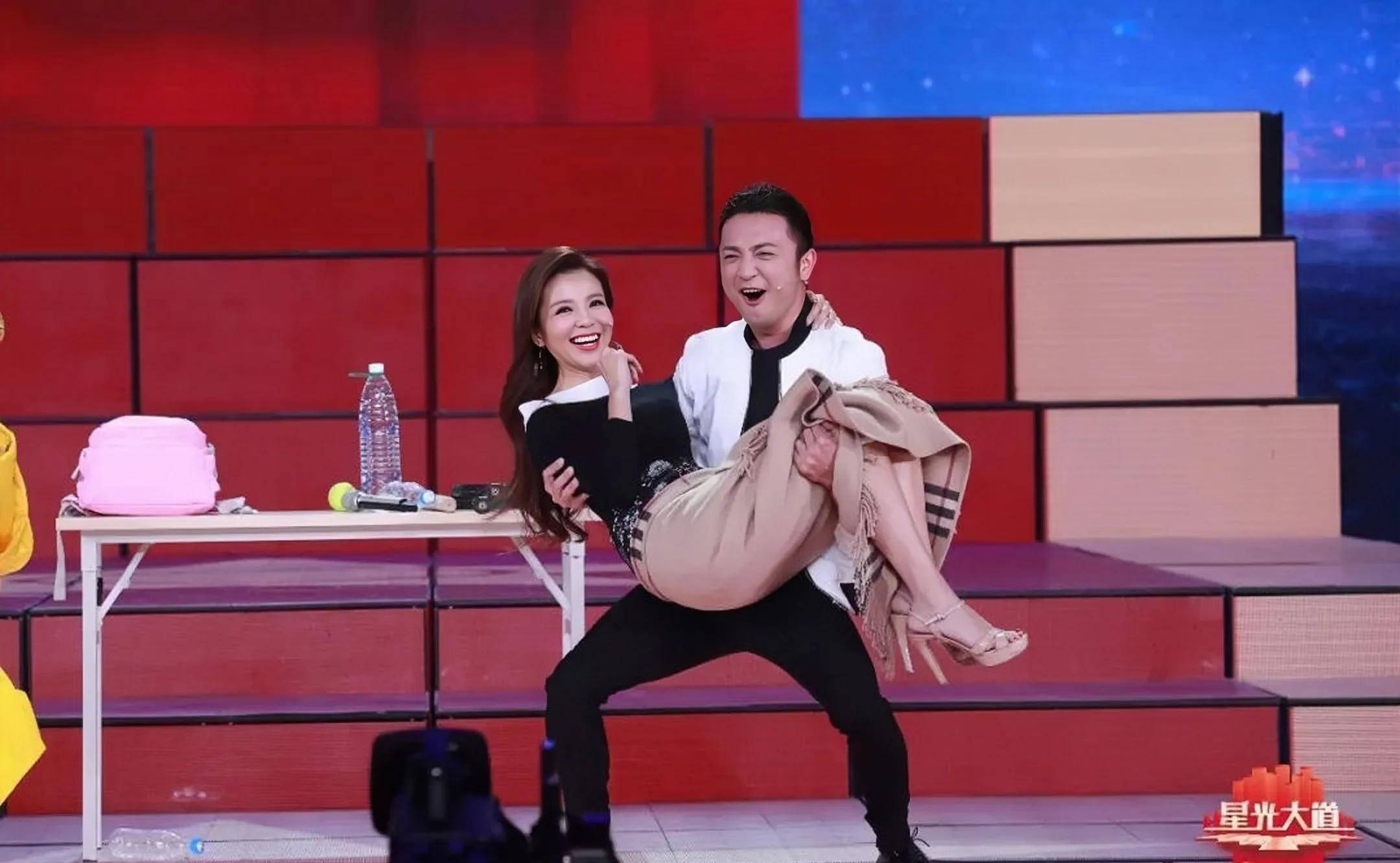 作为电视最可爱的女主持人,朱迅的笑容就是她的最大武器_母亲_获得了