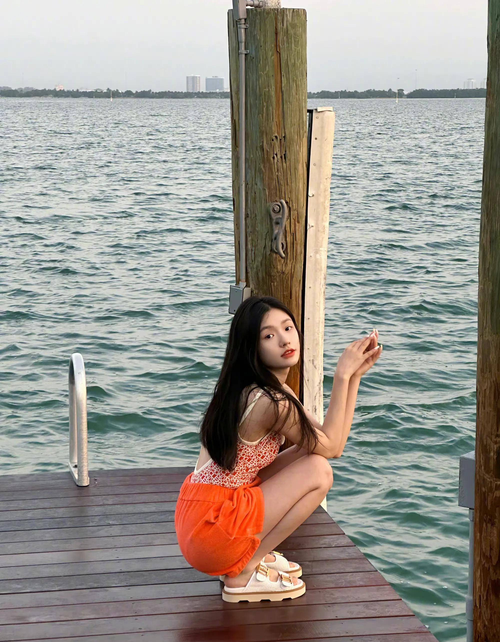 林允晒海边时尚照,长发披肩清纯可爱!_健身_运动_身材