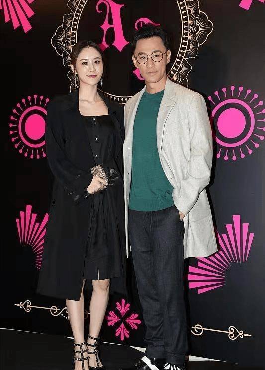 林峰罕带娇妻亮相,斯文败类打扮显贵公子气,妻子站姿拘谨不自信_黑色