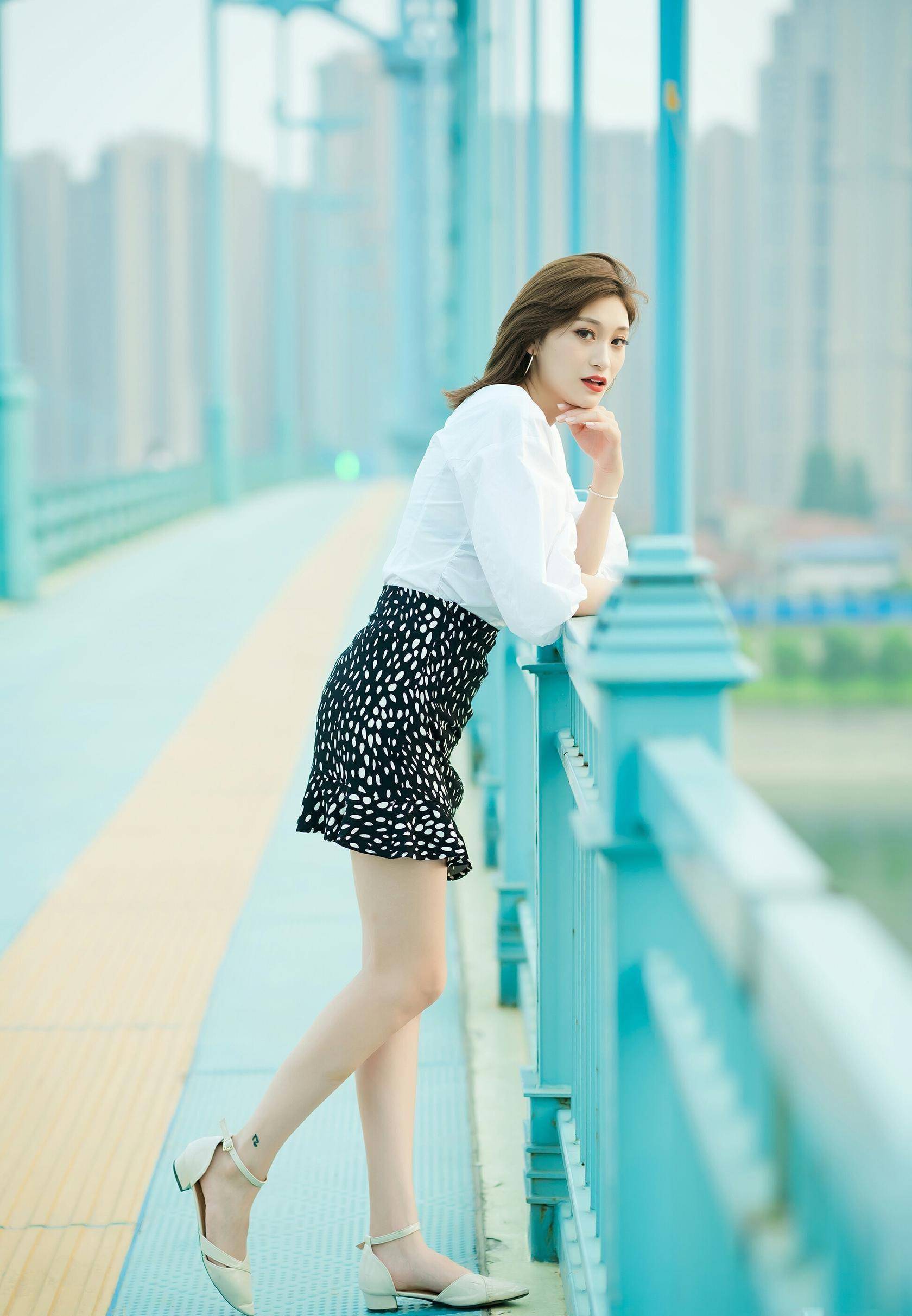 原创美女越穿越熟的裙子,颜色和款式一直在变,形成的风景线很可观!