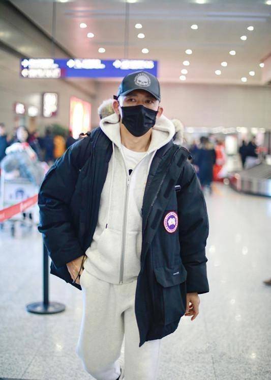 聂远身穿黑色羽绒服搭配白色运动套装,显得更加年轻帅气!