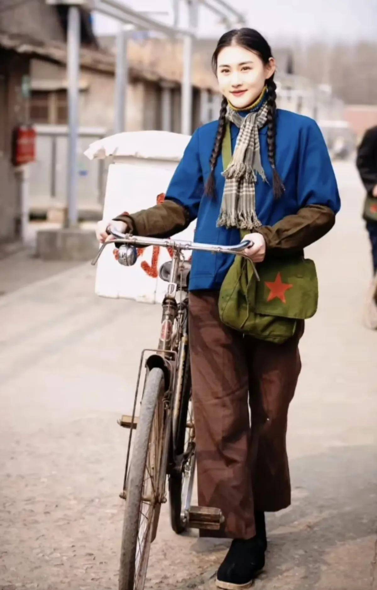 留麻花长辫子的男人图片