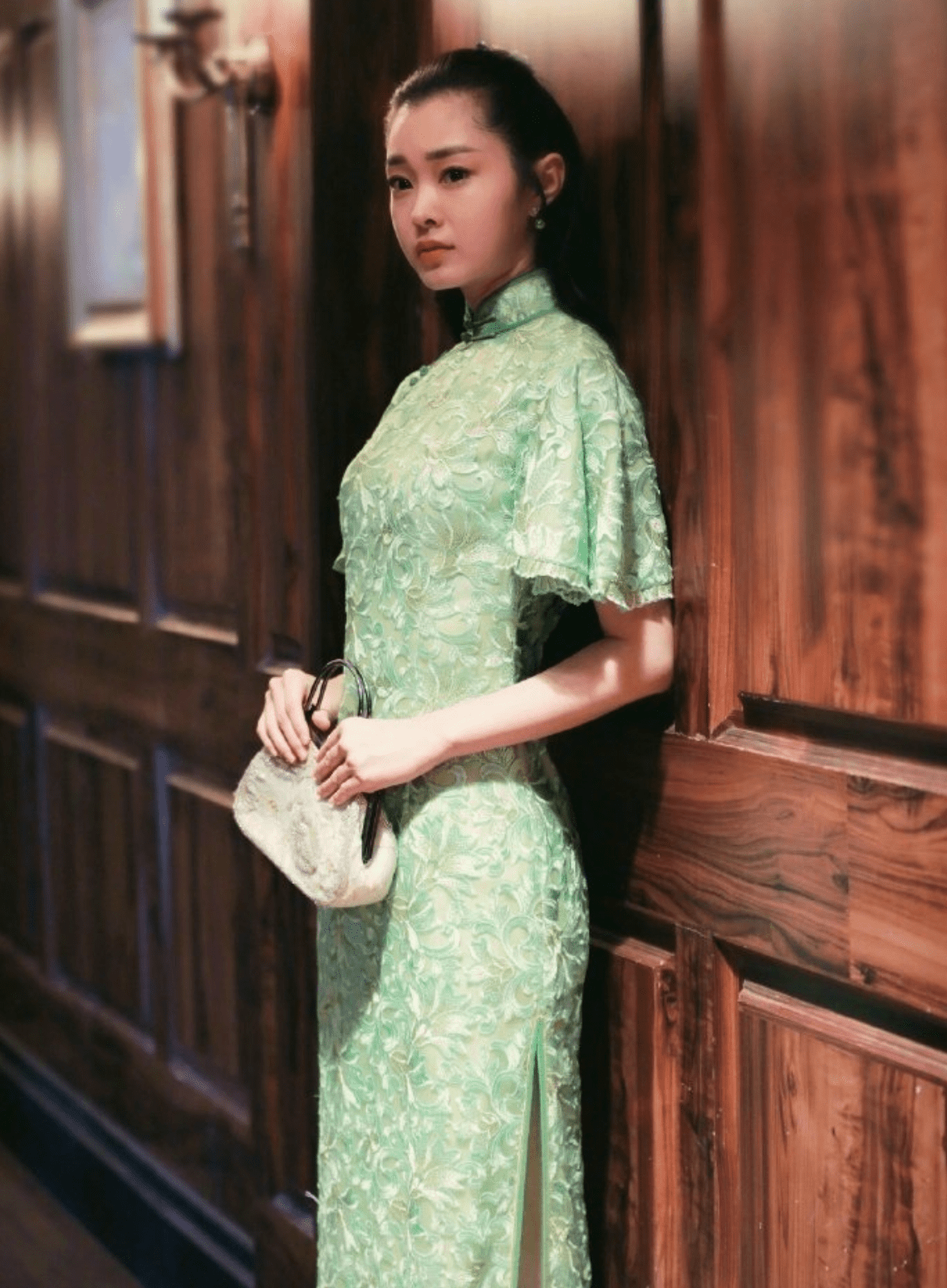 娱乐圈的8位旗袍女神,个个妩媚惊艳,有人一部电影换了27套旗袍_巩俐