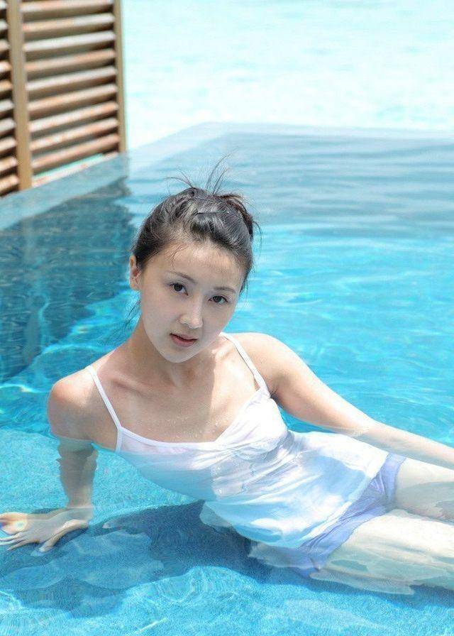 白冰,韩雪,甘薇和景甜,她们不仅是校内的校花,即使走出校门,她们也