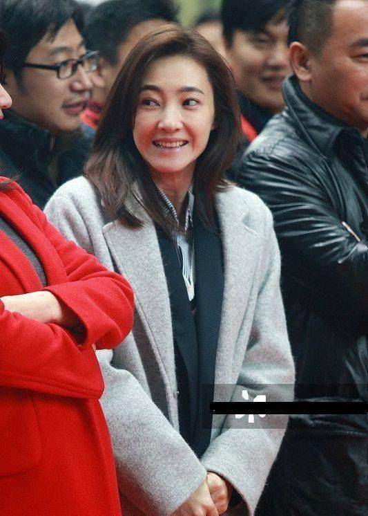 王丽坤素颜照,网友:"素颜女神"真的素颜后成了路人!_化妆_耳环_灰色