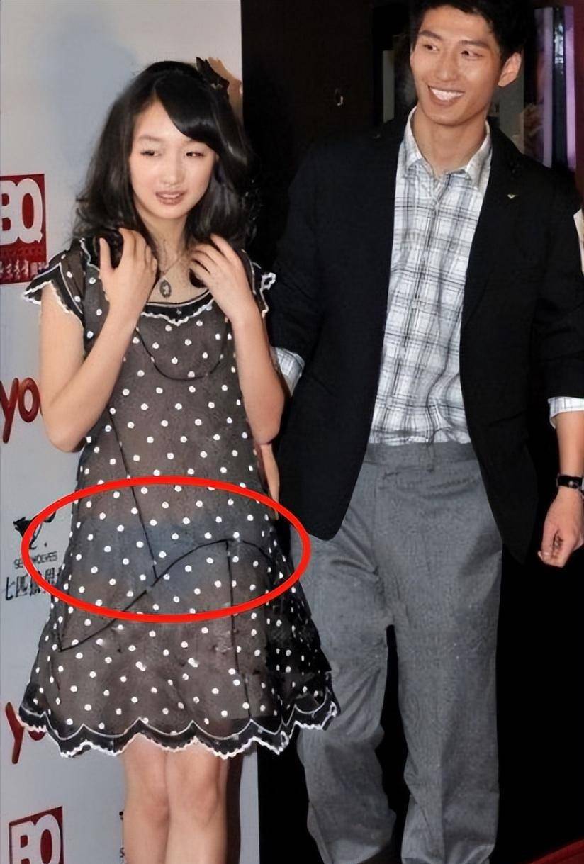 全身涂白,内衣半露,罗纹衣衫透明,娱乐圈审美变态