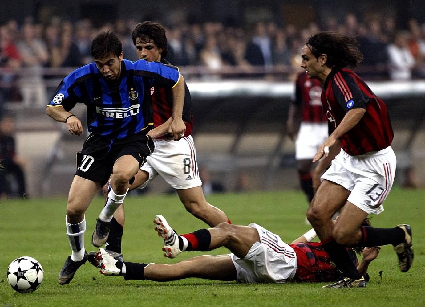 2003年5月7日,欧冠半决赛首回合对决中ac米兰主场0比0战平国际米兰,这