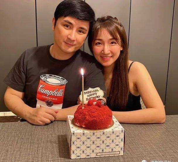 2011年tvb老将李家鼎(丁野饰)小李泳豪与相恋9年的杨思琦分手,当时他