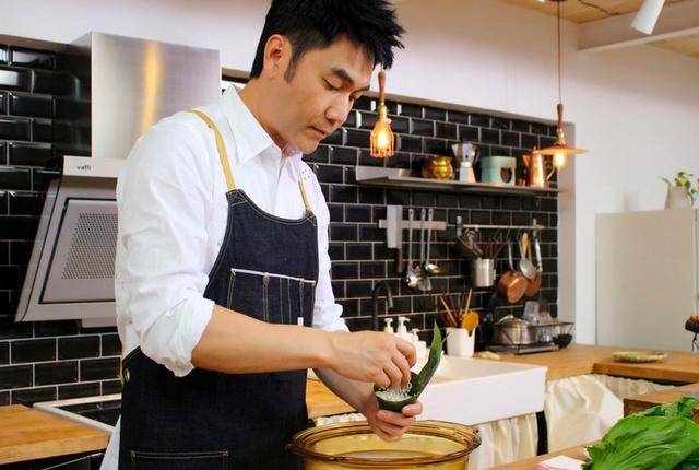 这个男明星比黄渤佟大为甚至黄磊都更会做菜~_林依轮_厨艺_姐姐