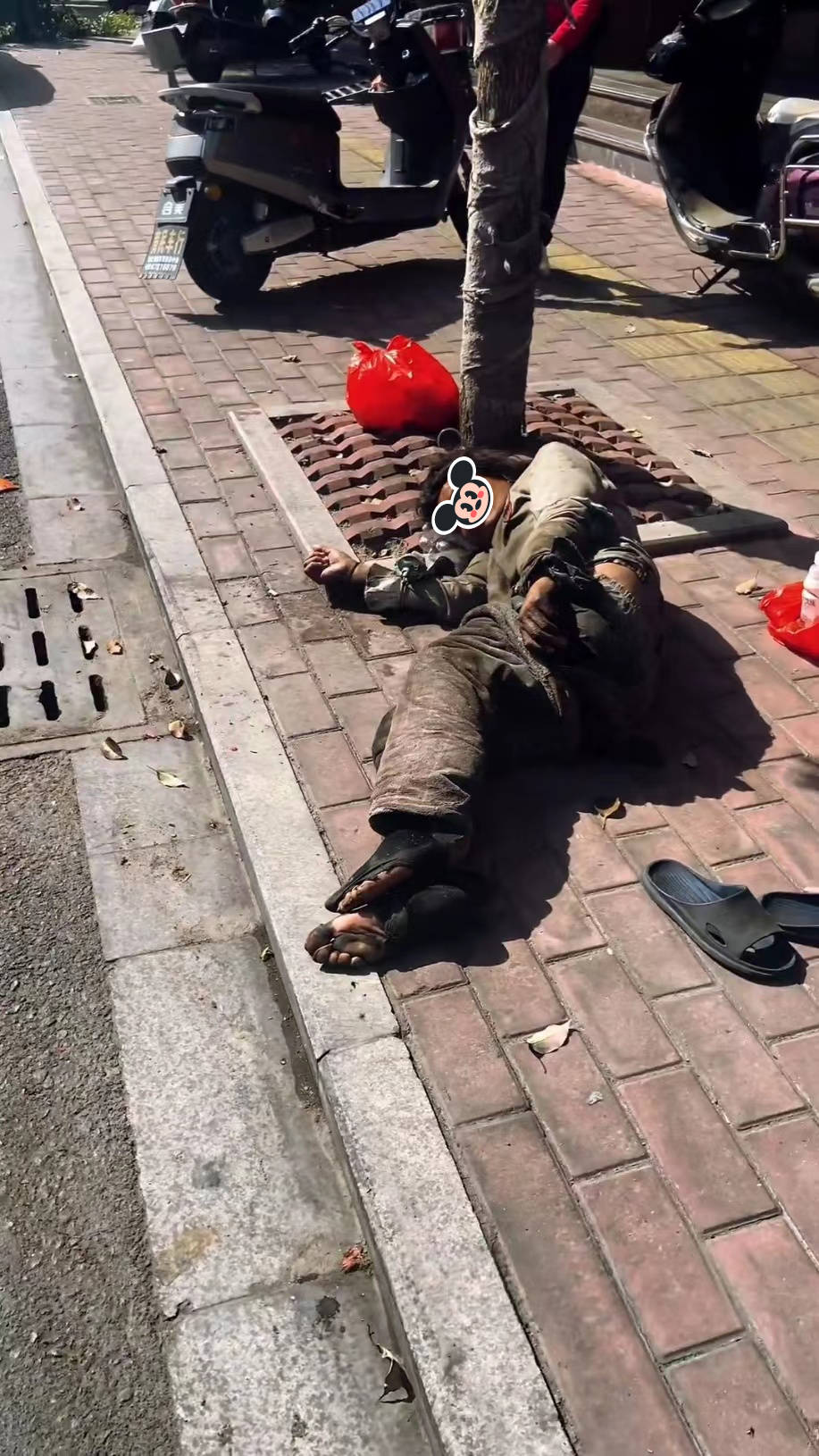 一男子衣衫褴褛躺在地上,引路人围观,知情者:他是被女人伤了心_女子