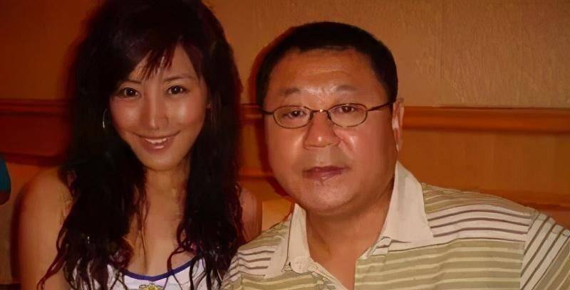 58歲範偉一家近照,小6歲老婆美若天仙,兒子顏值槓槓的!