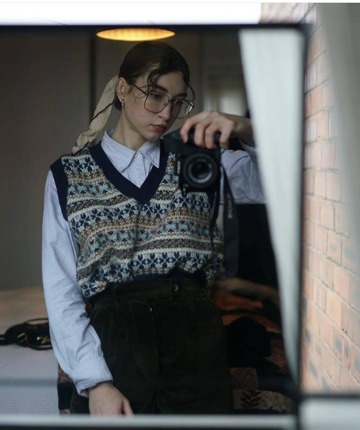 这个宝藏伦敦女孩,把英伦知识分子风穿得好美,成春日穿搭新灵感 _时尚