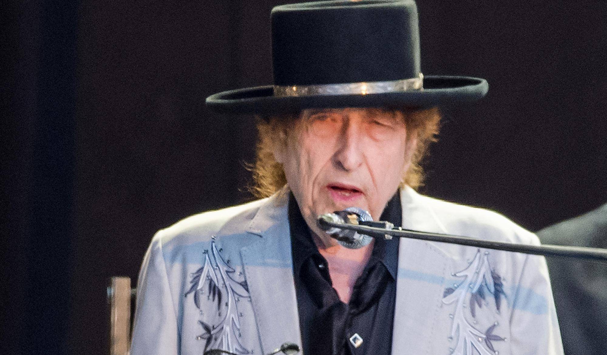 摇滚巨星鲍勃·迪伦开画展,除了梁朝伟,张国荣,你还认出了谁?