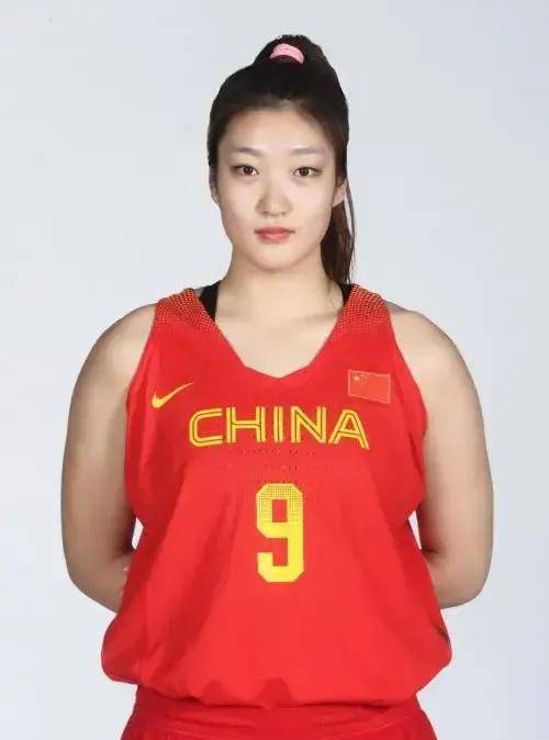 李梦是标准的美女,十分符合传统中国人的审美,182的身高155斤的体重