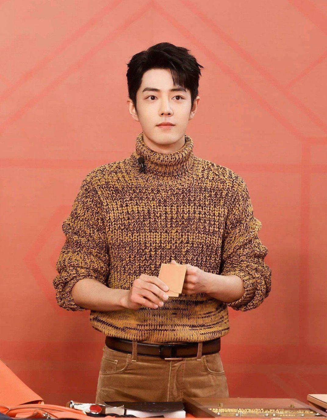 当肖战与刘诗诗撞衫,穿同款毛衣亮相,一个帅气绅士一个潇洒甜美_造型