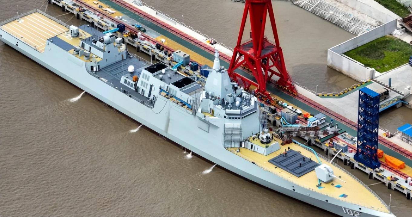 055大驱之所以被称为"万吨大驱",便是因为其排水量,据了解,055大驱的