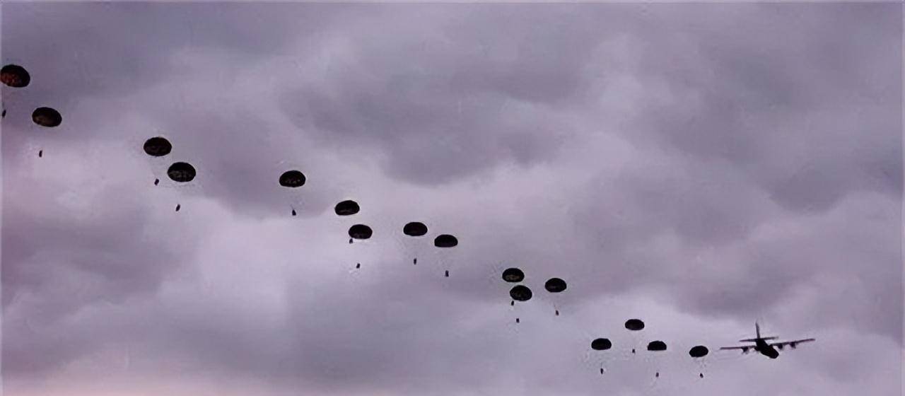 二战飞行员跳伞后不幸丧生,挂在树上70年,被发现时