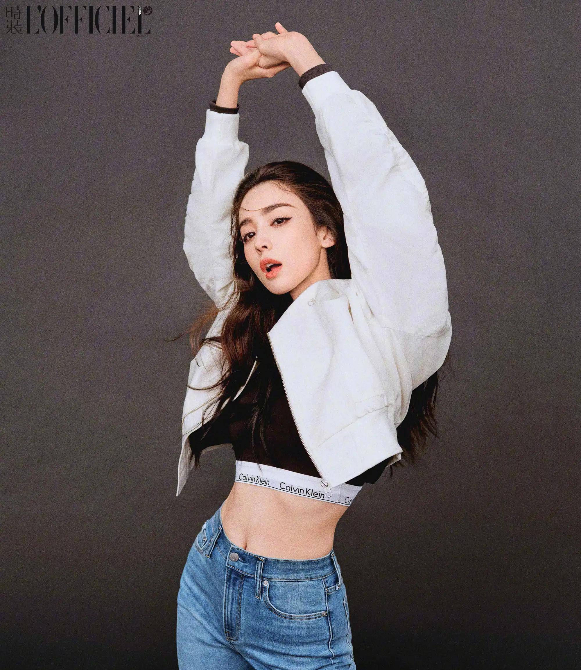 古力娜扎时装四月封面 穿挂脖裙身姿妖娆妩媚 秀腹肌马甲线紧致迷人