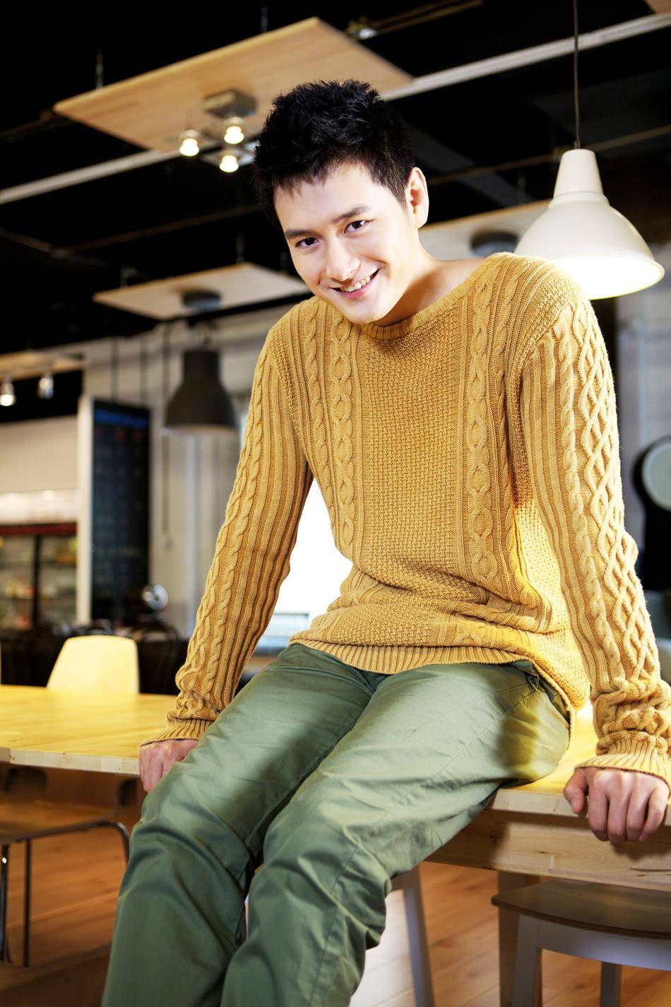 他身高1.85米,体重70公斤,是一位玉树临风的帅哥.