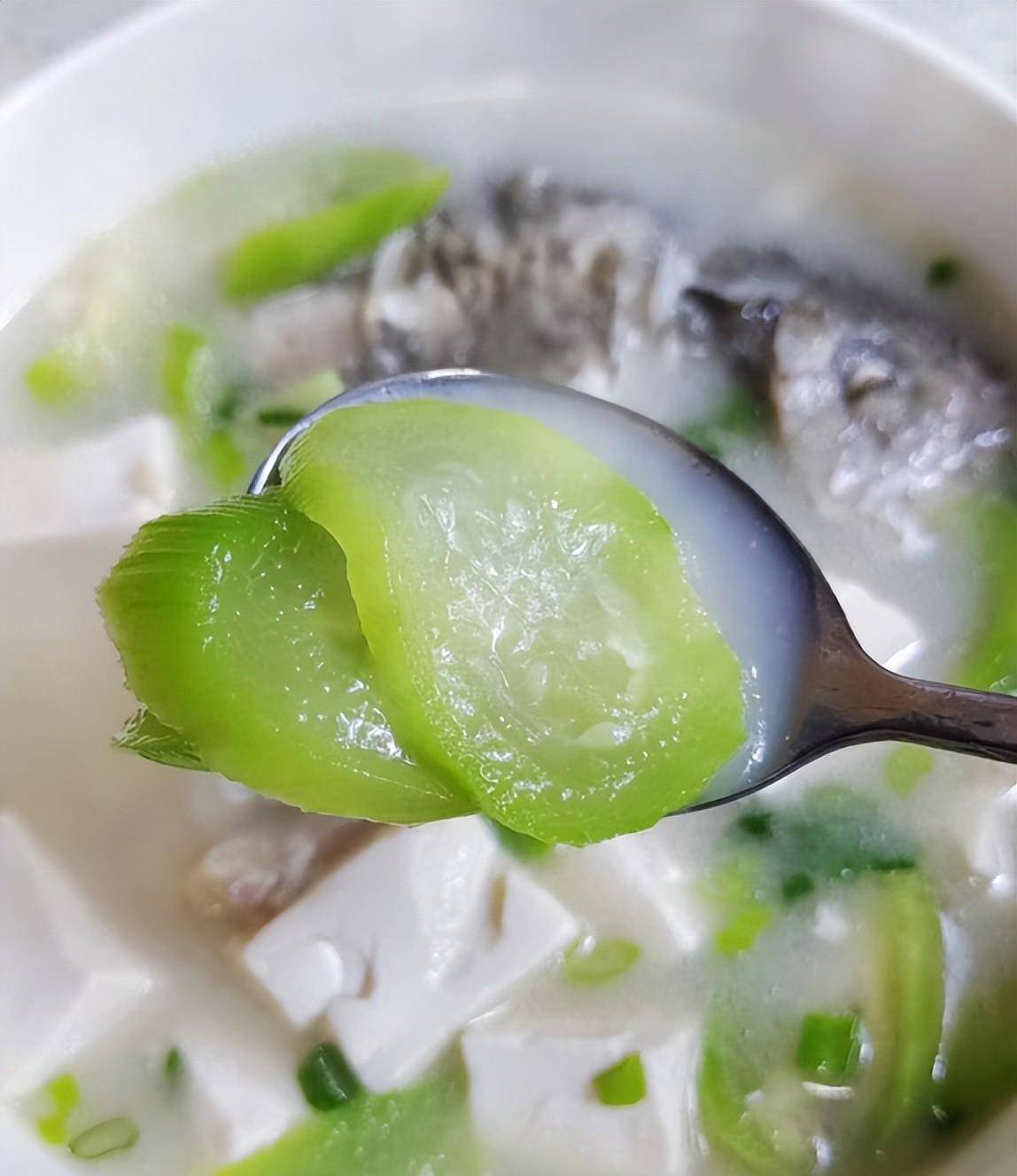 老传统别丢_丝瓜_鲫鱼豆腐汤_营养