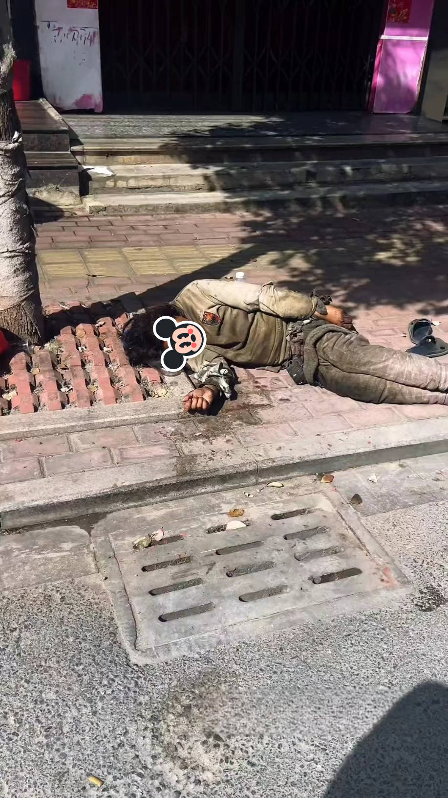 一男子衣衫褴褛躺在地上,引路人围观,知情者:他是被女人伤了心_女子