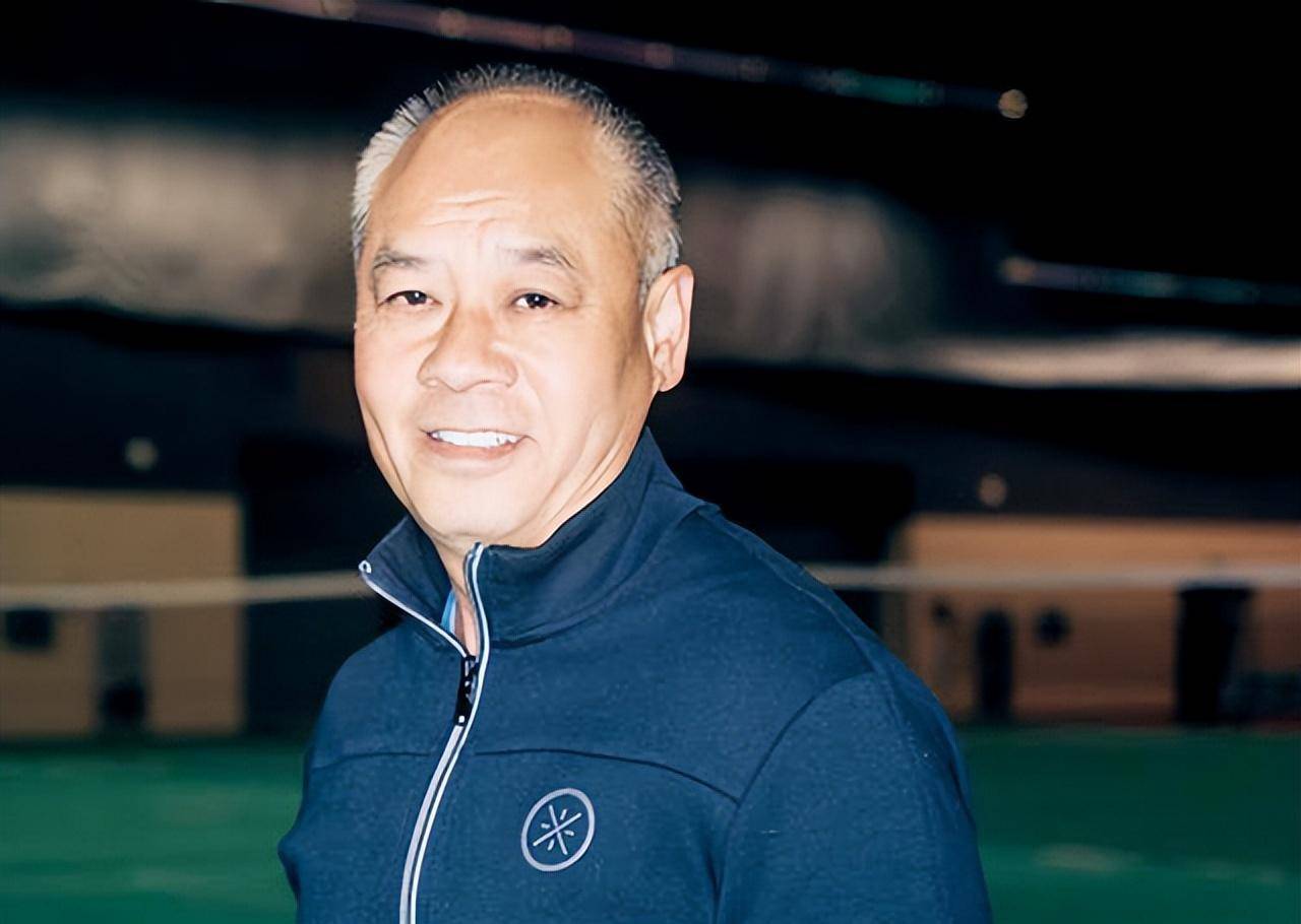 体操王子李宁近况:身家过百亿,头发斑白老态尽显,妻子依然貌美_训练