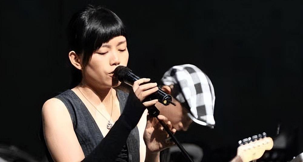 38岁女歌手蒋凡去世,乐队称死因保密,知情人曝是乳腺癌离世_网友_音乐