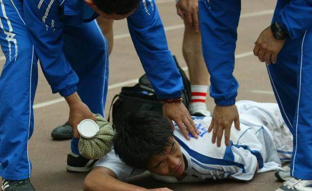 广西一中学生因点外卖,被校务人员按倒骑压训斥,校方回应引争议_家长