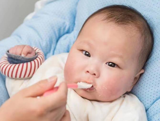 儿科医生：两类宝宝辅食加肉越早越好,太迟会影响孩子大脑发育