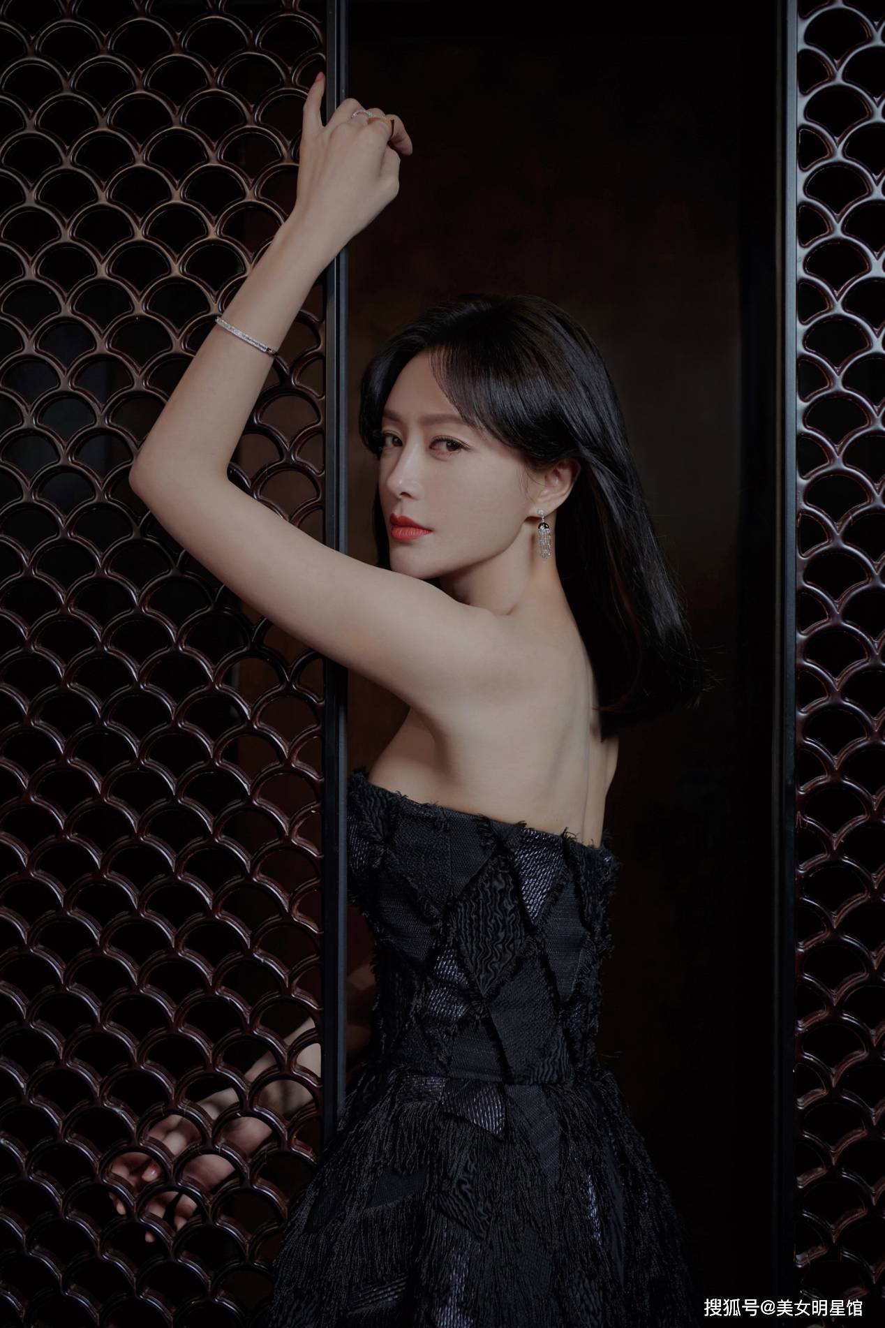 风韵犹存,让人无法抗拒!秦岚写真赏_身材_气质_保养