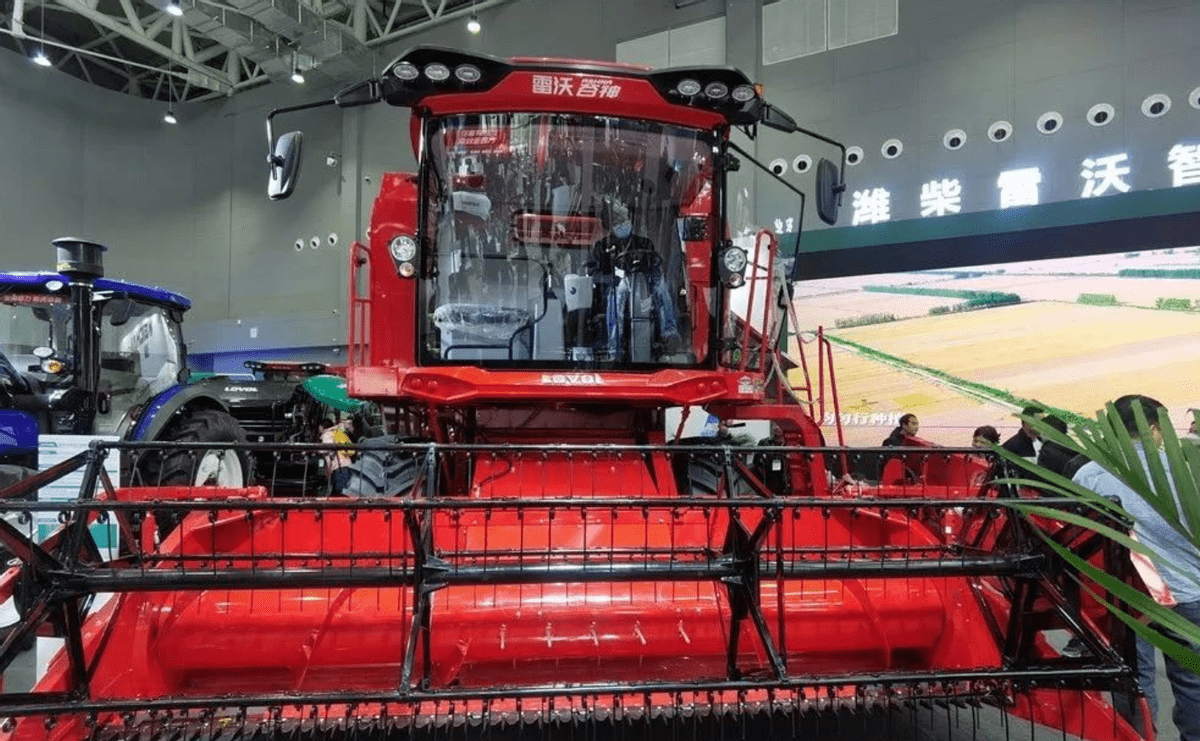 潍柴雷沃展出了gv100切流 逐稿器机型,结构类似于迪尔w100,随着国内