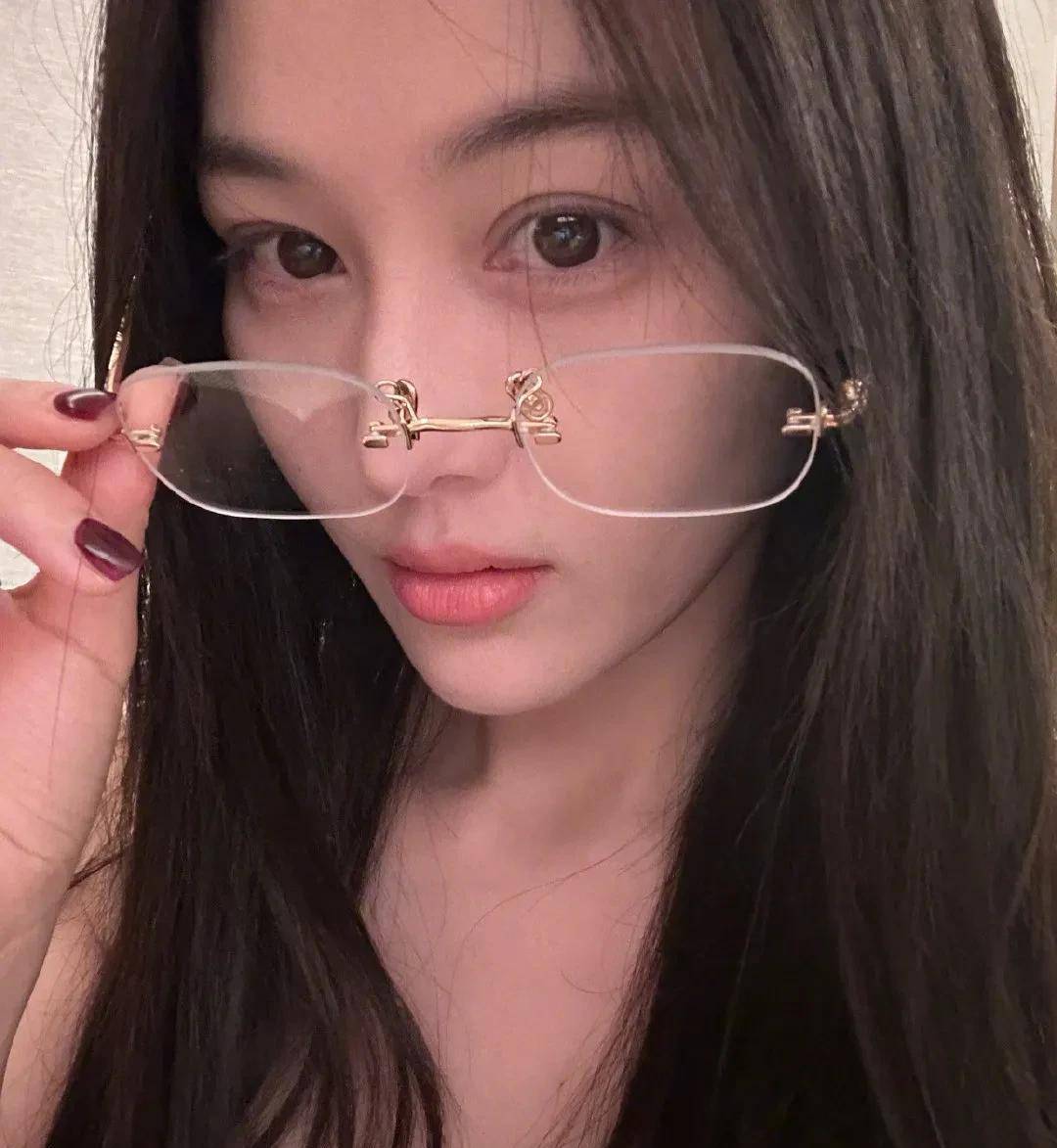 女星张馨予素颜分享居家日常:养花逗狗超惬意!果然嫁对人了