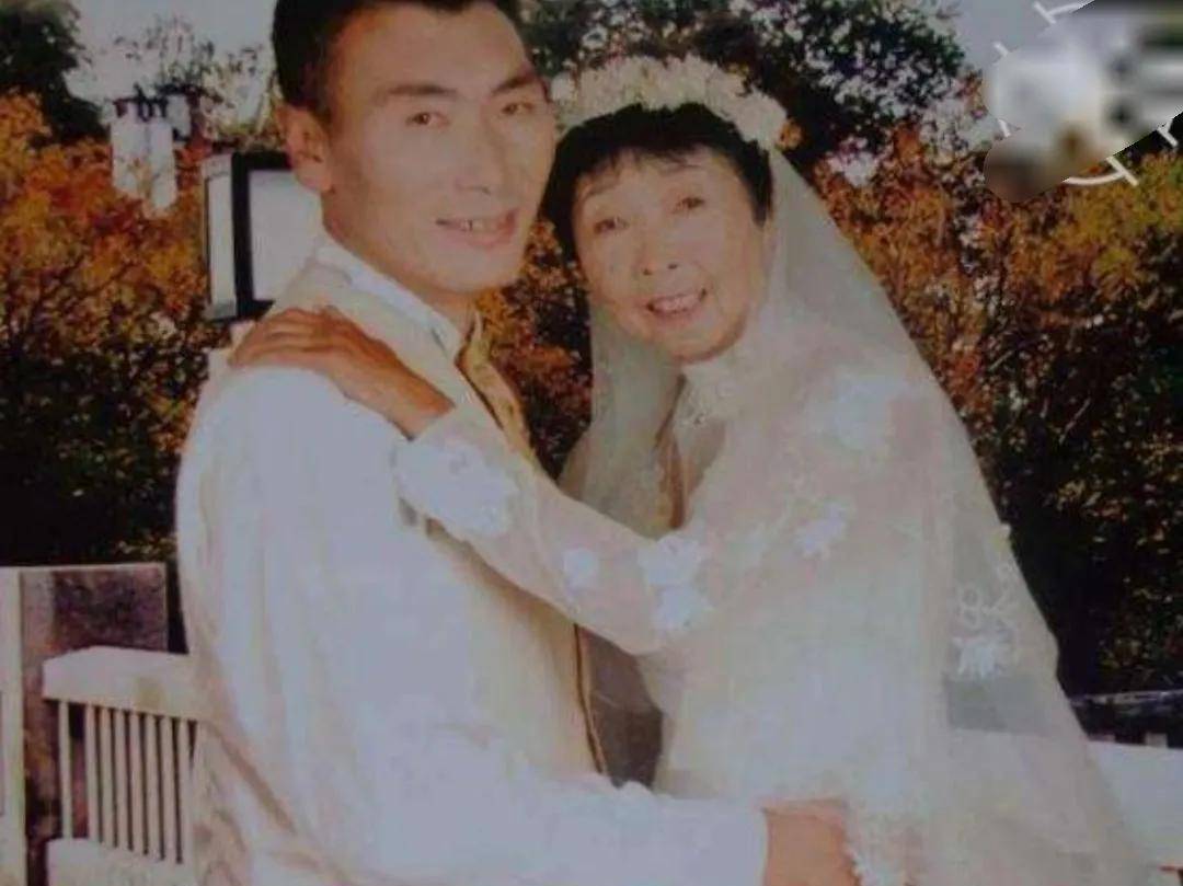 1995年,26歲的李玉成娶了58歲的馬玉琴,這一對年齡相差32歲的老妻少夫