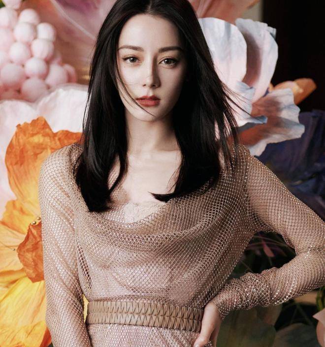 迪丽热巴出席户外活动时冻得瑟瑟发抖,她穿的衣服太少了,脖子也被撕裂